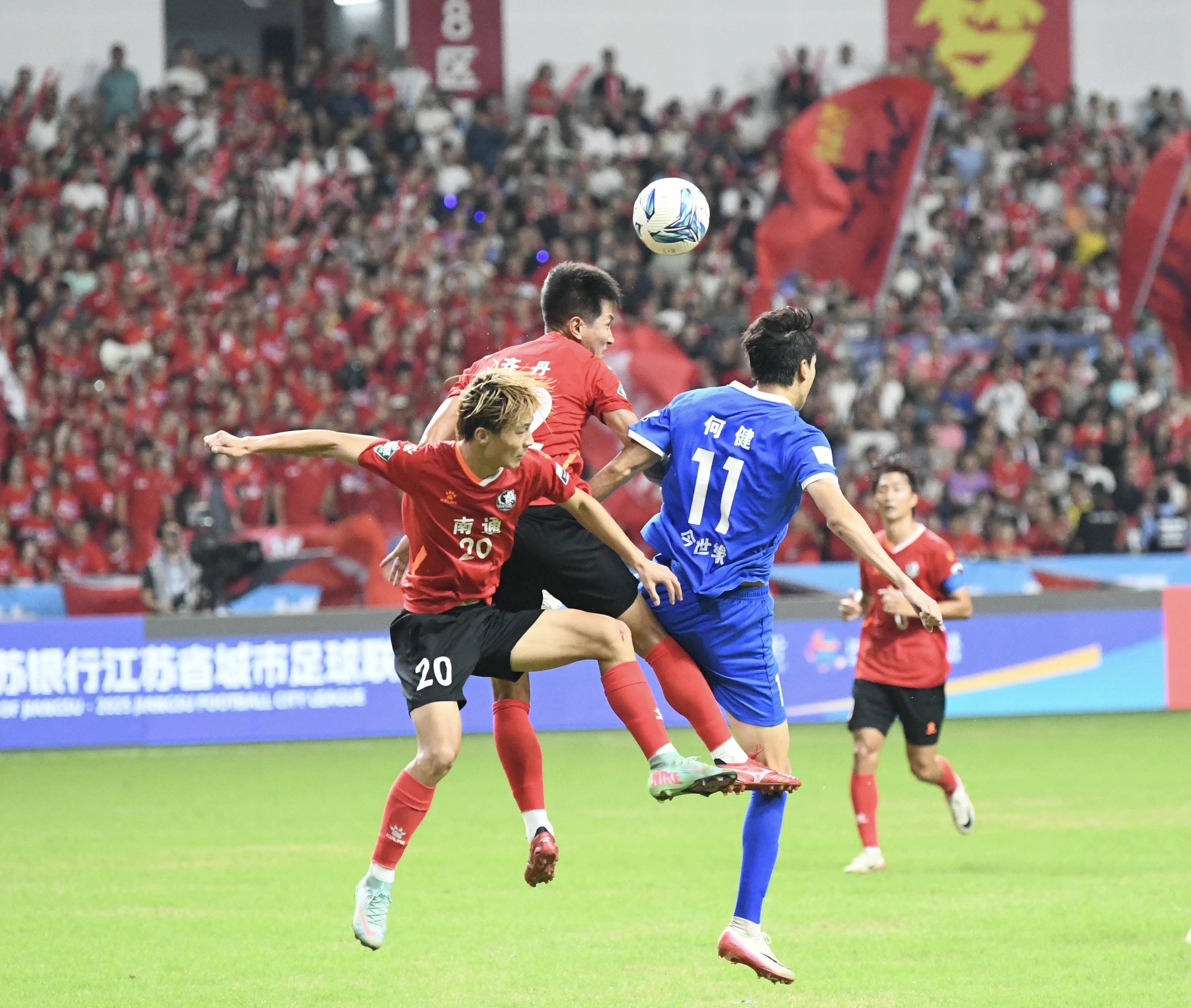 熊猫体育官网-关于国内足球赛场上演精彩对决，球员全力以赴的信息